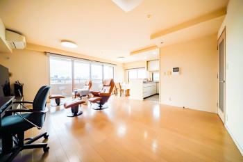 南側と西側の２面採光を確保した約２２．９平米のリビングダイニングキッチン