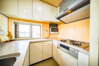 お料理をしながら換気ができる窓付きのキッチン