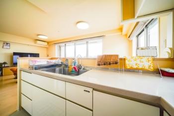 リビングを見渡せる対面式キッチン