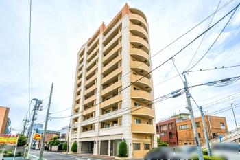 前面道路側からの外観写真になります。