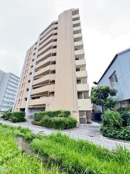 緑道（めだかの小道）側からの外観写真になります。