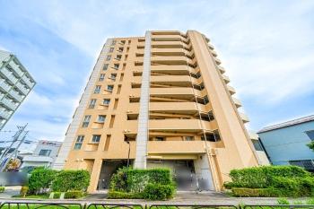 緑道（めだかの小道）側からの外観写真になります。