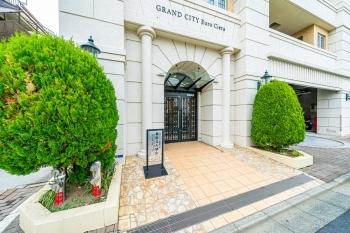 マンションの出入り口になります。