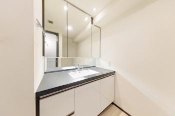 3面鏡の裏に収納があります。（CGで作成されたイメージ画像です）