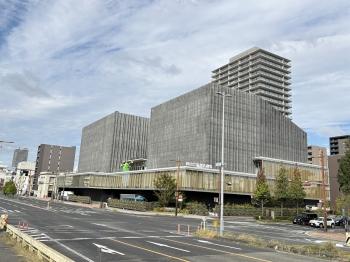 岡山芸術創造劇場ハレノワと一体開発された複合型タワーマンションです。