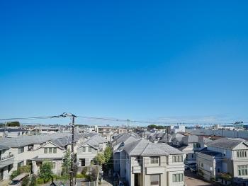 バルコニーからの東向き眺望（眺望は永続的に保証されるものではございません）