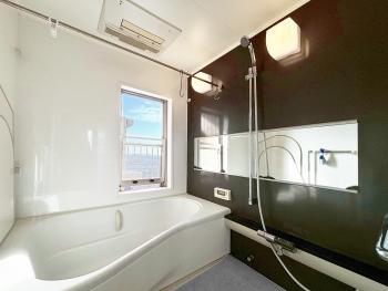 浴室１６１８サイズ　窓があり自然換気によって湿気やカビ対策ができます。