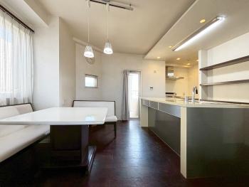 三面採光のLDK約２１．３帖は日当たり・通風良好です。