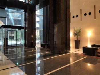 開放感のある天井高のエントランス