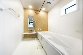 窓がある落ち着いた浴室