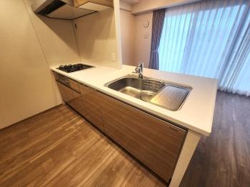 対面式システムキッチン　ビルトイン食器洗乾燥機付。