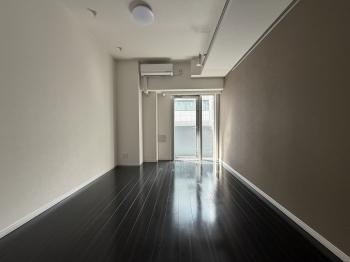 洋室、ピクチャレールと室内物干しあり