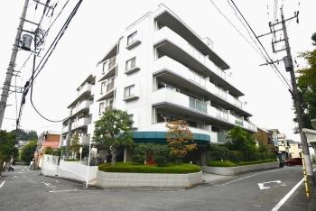 落ち着いた雰囲気を演出するタイル貼りの外観