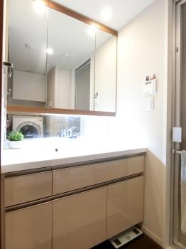 3面鏡が備わった洗面化粧台。ボウルとカウンターはお手入れのしやすい一体型です。