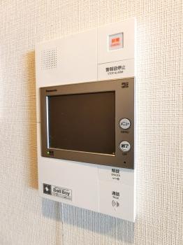 インターホンは事前にモニターで来訪者の顔を確認してから対応できます。