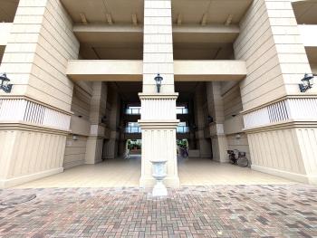 三層吹き抜けのエントラスゲート