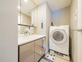 三面鏡裏収納がある洗面室