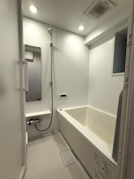 浴室には窓がございます。