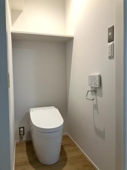 タンクレスタイプのトイレです。