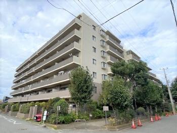 タイル張りの建物外観（７階建　総戸数８０戸）