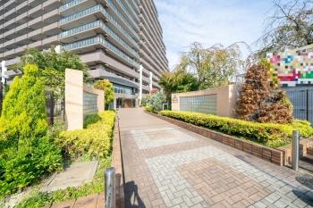 植栽の彩りが美しいエントランスアプローチです。