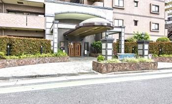 庇のある石彫風エントランス