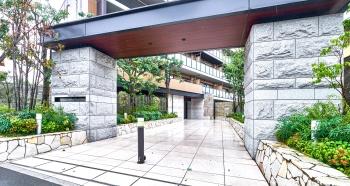 洗練と風格に満ちた外観、エントランスゲート