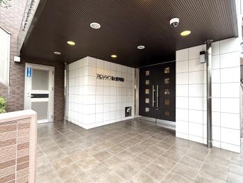 庇のある正面アプローチ　スロープ完備