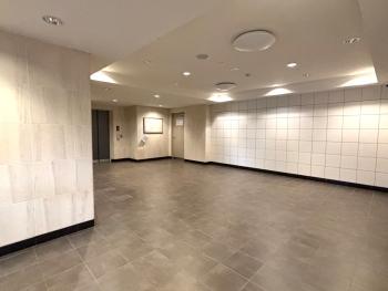 すっきりとしたエントランスホール