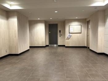 エレベーターは非接触キーにてハンズフリー操作可能