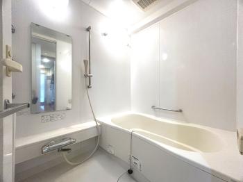 明るく清潔感のある浴室。雨の日の洗濯に便利な浴室換気乾燥機つき。