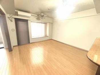 南向きで明るく暖かいリビングダイニング（CGで作成したリフォームイメージです）