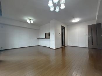 家具の配置や空間分けがしやすいＬ字型の約１６帖のリビングダイニング