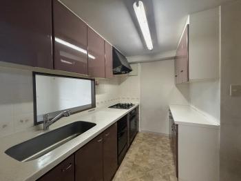 作業スペースが豊富な約３．７帖のキッチン