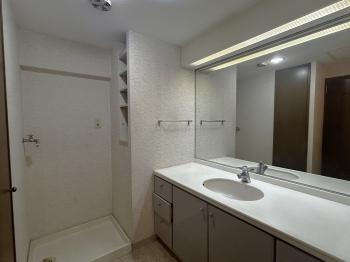 横幅約１５００ｍｍあり作業スペース、収納スペースをしっかりと確保した洗面台