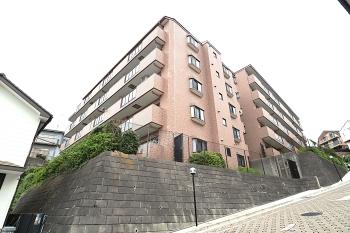 陽差しが注ぐ高台に位置した大京分譲レジデンス