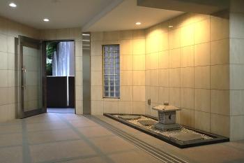 高級感あるタイル貼りのマンションロビー