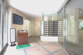 オートロック・宅配ボックス完備のエントランス