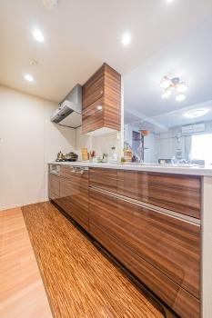 料理をしながらご家族や友人との会話を楽しめる、対面式キッチンが採用されています。