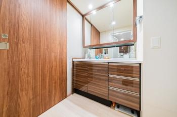 身だしなみを整えやすい、三面鏡・シャワー付き洗面化粧台です。