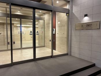 夜間のエントランスアプローチ