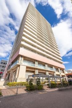 駅前メイン通りに、存在感溢れる外観