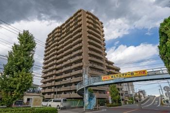 3駅2路線利用可能な立地に佇む、総戸数162戸の大規模マンション