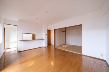 和室の間仕切りを開放して和室と繋げて利用することもできるリビングダイニング