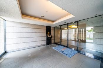 石調タイルの床と壁が高級感を演出