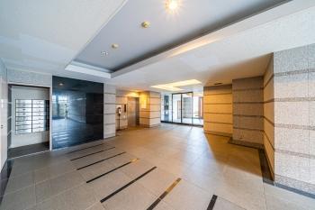 来訪者にも安心感を与える、落ち着いたロビー空間