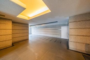 壁の水平ラインデザインがモダンでスタイリッシュ