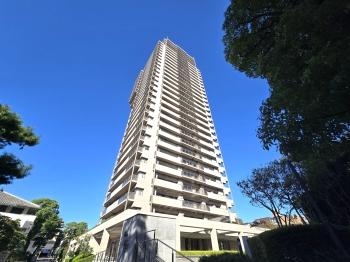 建物南西方向から撮影した外観写真