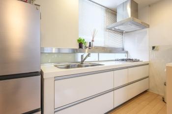 窓があるため換気もしやすく明るいキッチン