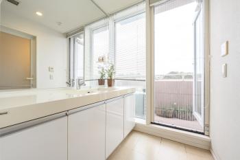 大きな窓が特徴的な明るく広々とした洗面室